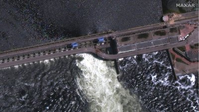 Спутниковый снимок плотины, сделанный 28 мая. Участок моста возле здания ГЭС еще не обрушился