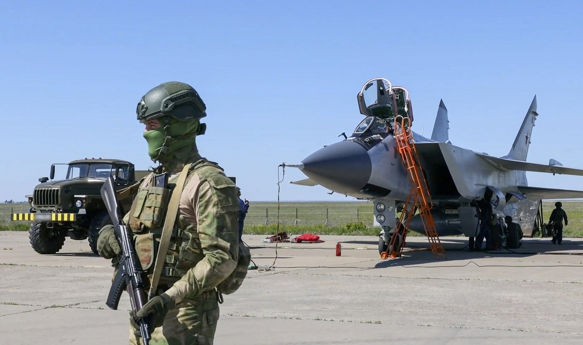 Vene sõjaväelane valvab õppuse esimesel etapil taktikalise tuumarakettiga lennukit.