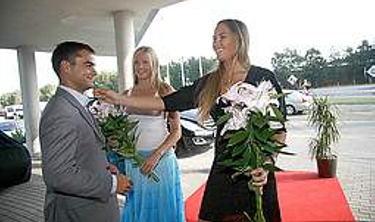 Europe Auto tegevjuhti Julian Kossinovi tahavad käega katsuda sõbrannad Sandra Sersant ja Jana Viirmaa. ANNIKA HAAS