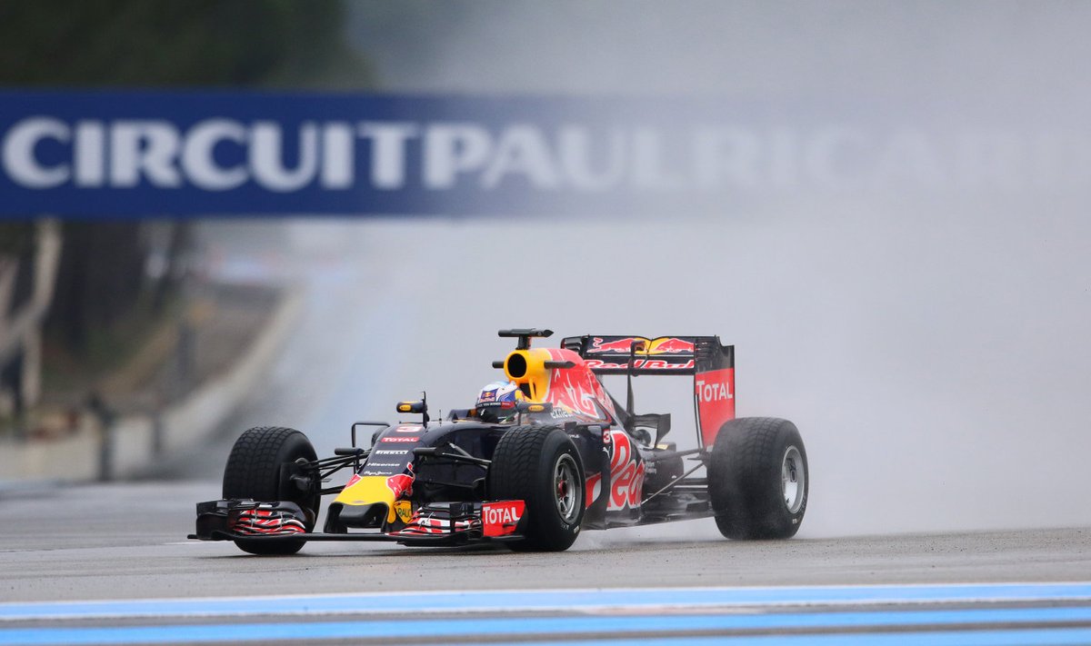 Daniel Ricciardo (Red Bull) mullu Paul Ricardi ringrajal Pirelli testisõidul.