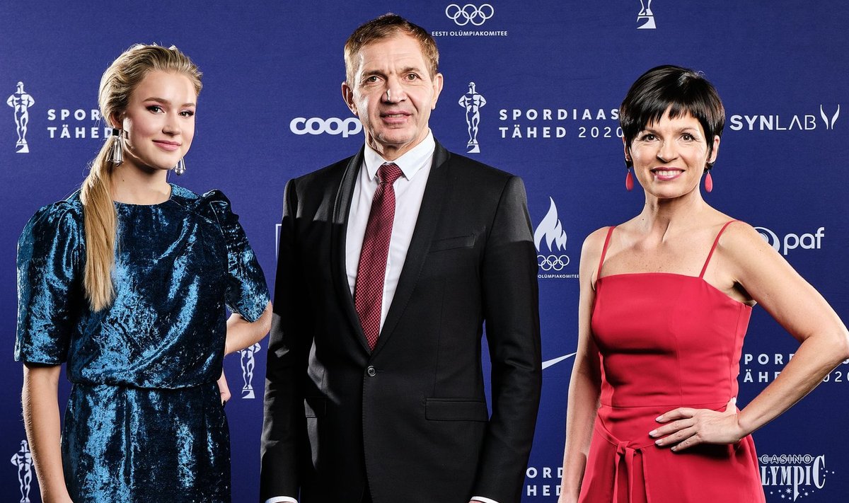 Parim noorsportlane Kelly Sildaru koos EOK presidendi Urmas Sõõrumaa ja parima treeneri Anna Levandiga.