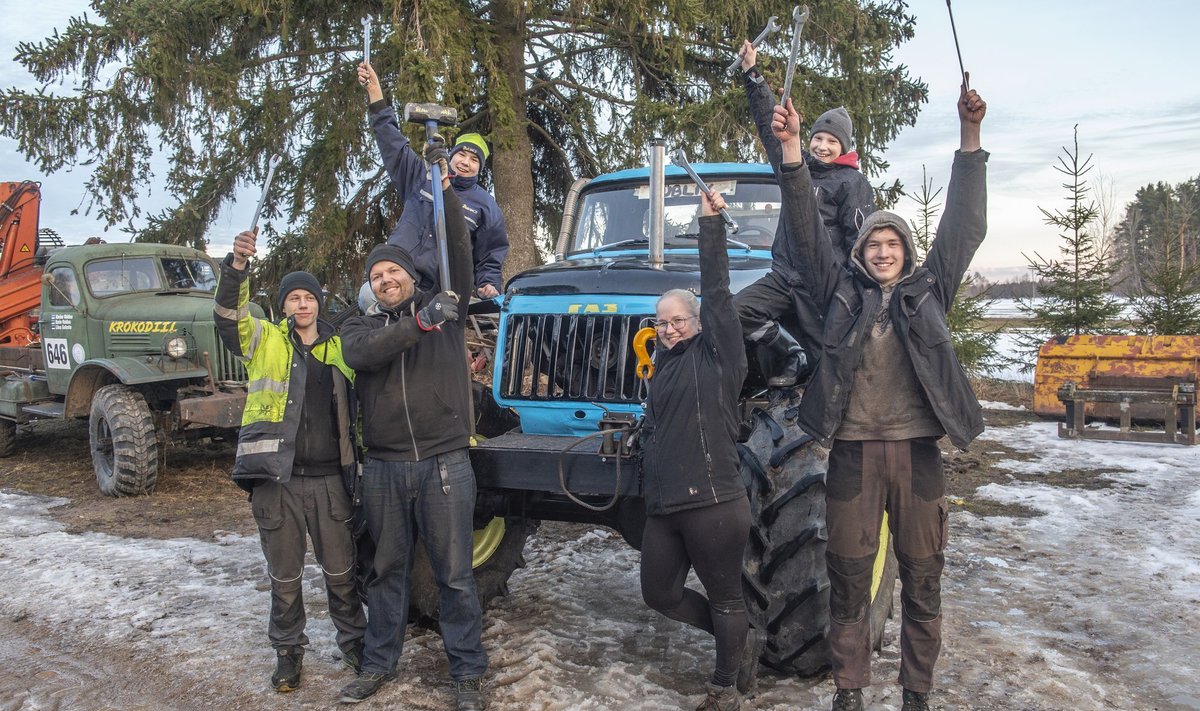 Offroad-masin Rüblik on peaaegu valmis, hõiskavad Mäksa kolhoosnikud (esireas vasakult) Reio Vill, Kuldar Ivandi, Karina Valdas, Robert Sander ja Mattias Kangur ja Samuel Sirendi (tagapool).