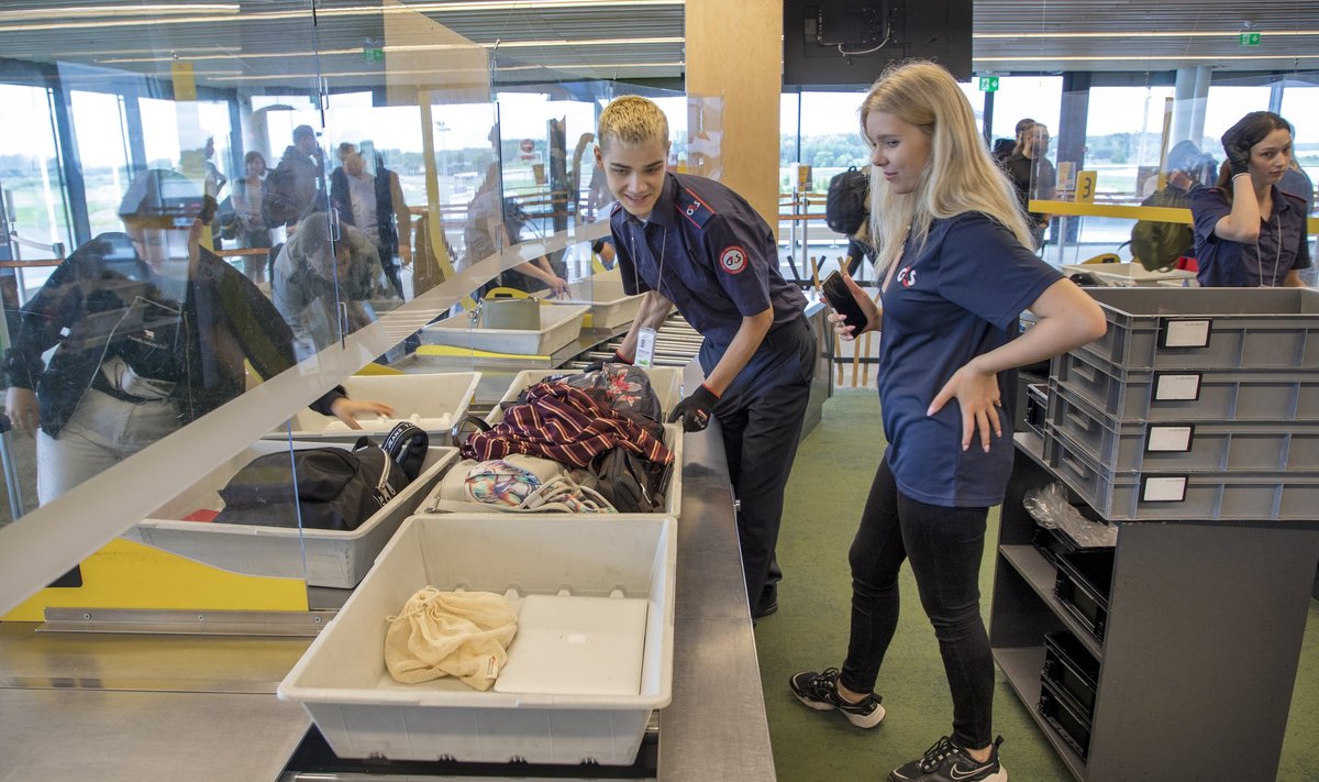 Turvatöötaja Kimmo Kangur seletas loo autorile, kuidas reisijate asjad kastis paigutuma peaksid.