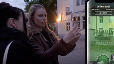 KROONIKA SUVESAADE | Kas tõesti kummitus? Desiree Mumm ja Karmen Karus püüdsid Tallinna vanalinnas pildile tontlikud tegelased