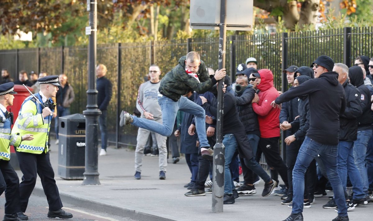 Politsei ja Ajaxi fännide vastasseis Londonis 30. aprillil.