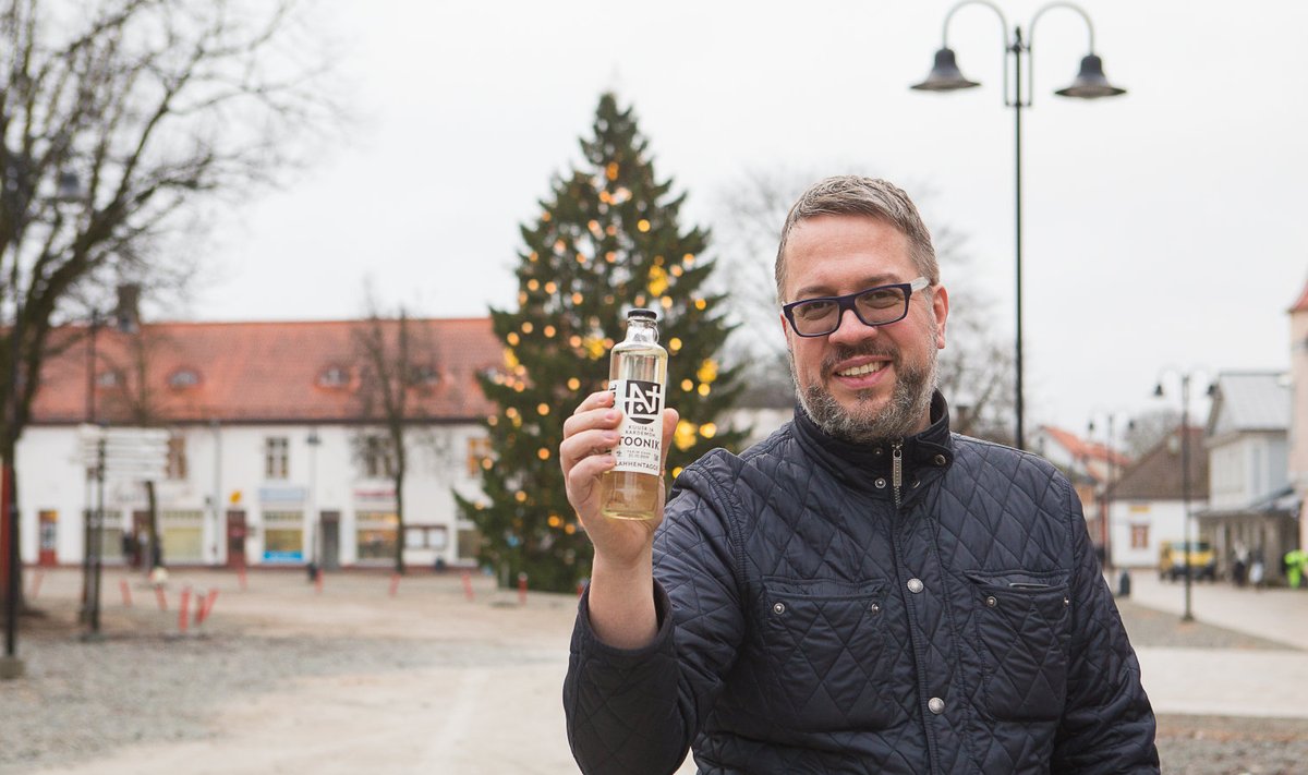 Ettevõtja Tarmo Virki sõnul tuli kesklinna jõulukuuse pudelisse panemise idee tema naisel Maarit Pööril novembri algul.