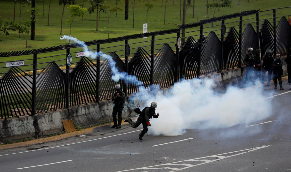Venezuela politsei meeleavaldajate vastu pisargaasi kasutamas.