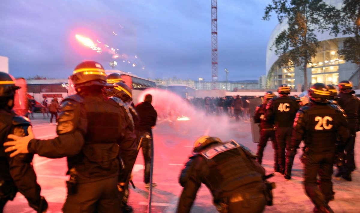 Politsei Napoli ja Marseille fännide kokkupõrkel 22. oktoobril Prantsusmaal.