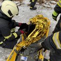 ФОТО | Спасатели вытащили собаку со льда реки после того, как она упала с высоты и сломала лапу