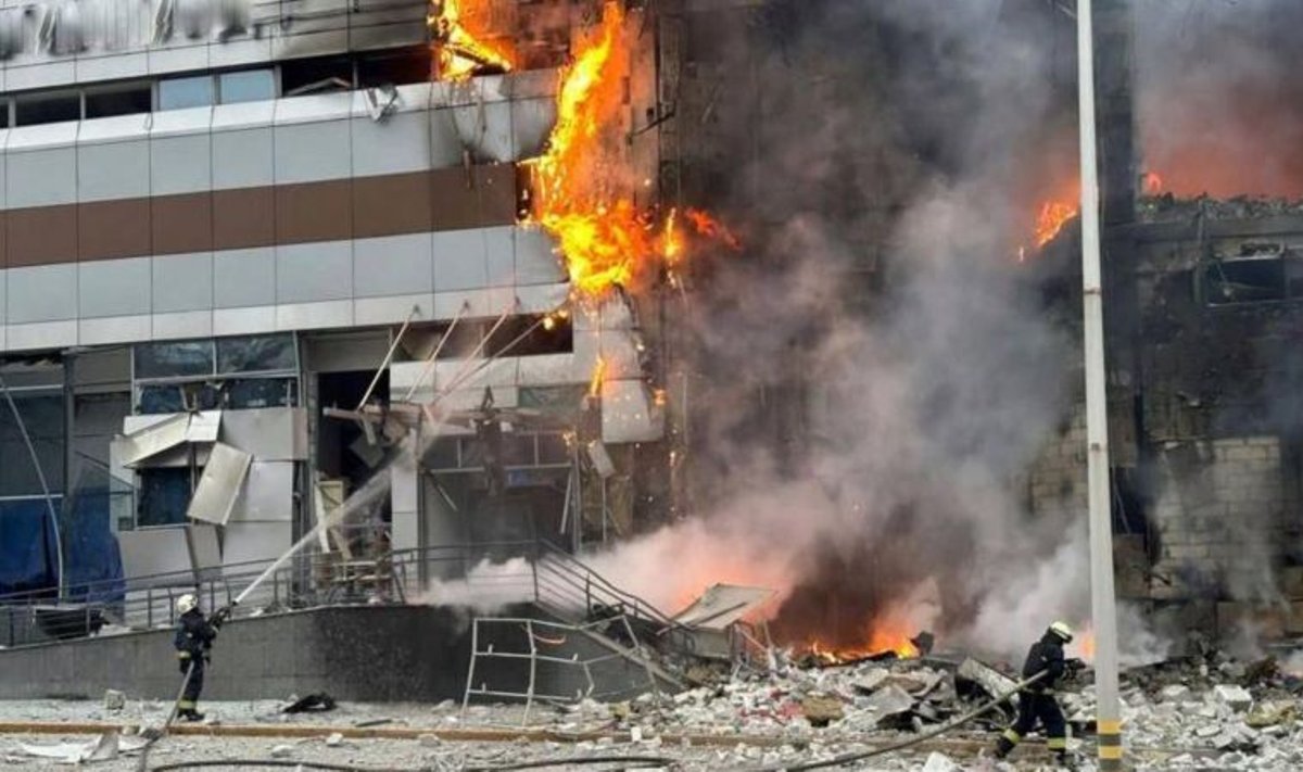 Ukraina päästjad kustutamas põlevat kaubanduskeskust Dnipros.