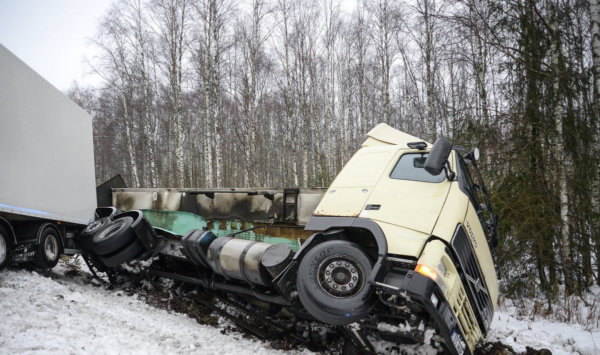 Veoauto sõitis Viljandimaal kraavi