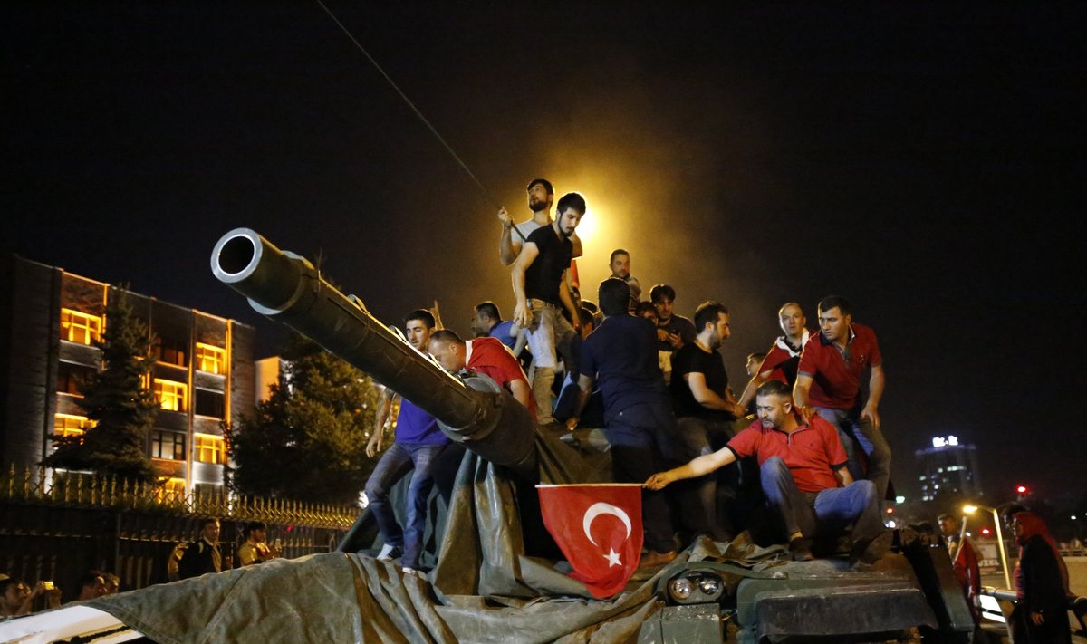 Inimesed seisavad tankide peal Ankaras
