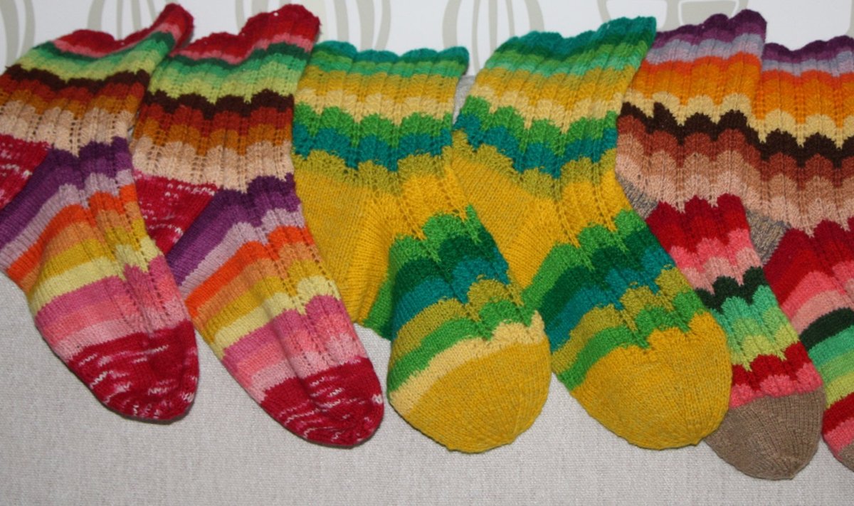 Selliseid rõõmsavärvilisi sokke kududes saab ära kasutada eri värvi lõngade jäägid.