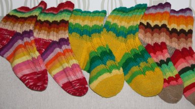 Vikerkaaretriibuliste sokkide kudumine on lihtne ja tulemus teeb meele rõõmsaks