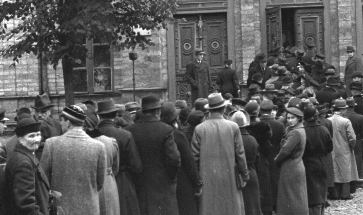 Baltisakslased ümberasumiseks Saksa vähemusrahvuse kultuurvalitsuselt dokumente taotlemas. Lõplikult pandi kultuuromavalitsus kinni 1. jaanuaril 1940.