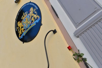 Madalmaade saatkonna uksele oli toodud üksik roosiõis