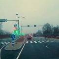 ВИДЕО: Почему светофоры на Рейди теэ не пропускают автомобили единым потоком?