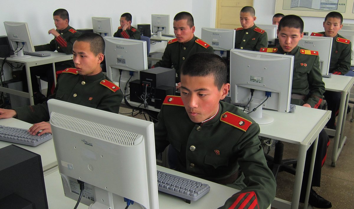 Kas Põhja-Korea küberrünnak Sony vastu lubaks ÜRO harta põhjal vastata kineetiliste operatsioonidega? NATO küberkaitsekeskuse toel Cambridge’i ülikooli kirjastuselt ilmunud „Tallinna käsiraamatu“ koostajate uus projekt „Tallinn 2.0“ uurib küberkonflikte, kus lisaks riikidele on mängus ka erafirmad ja teised valitsusvälised organisatsioonid. 