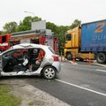 ФОТО | На шоссе Таллинн — Тарту столкнулись грузовик и легковушка. Пострадавших пришлось вырезать