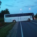 FOTO: Läti numbriga reisibuss tagurdas Pärnus teelt välja