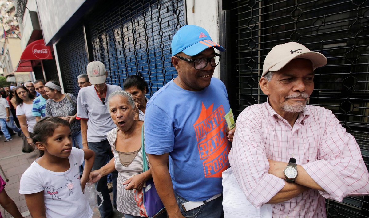 Inimesed Venezuela pealinnas Caracases leivajärjekorras.