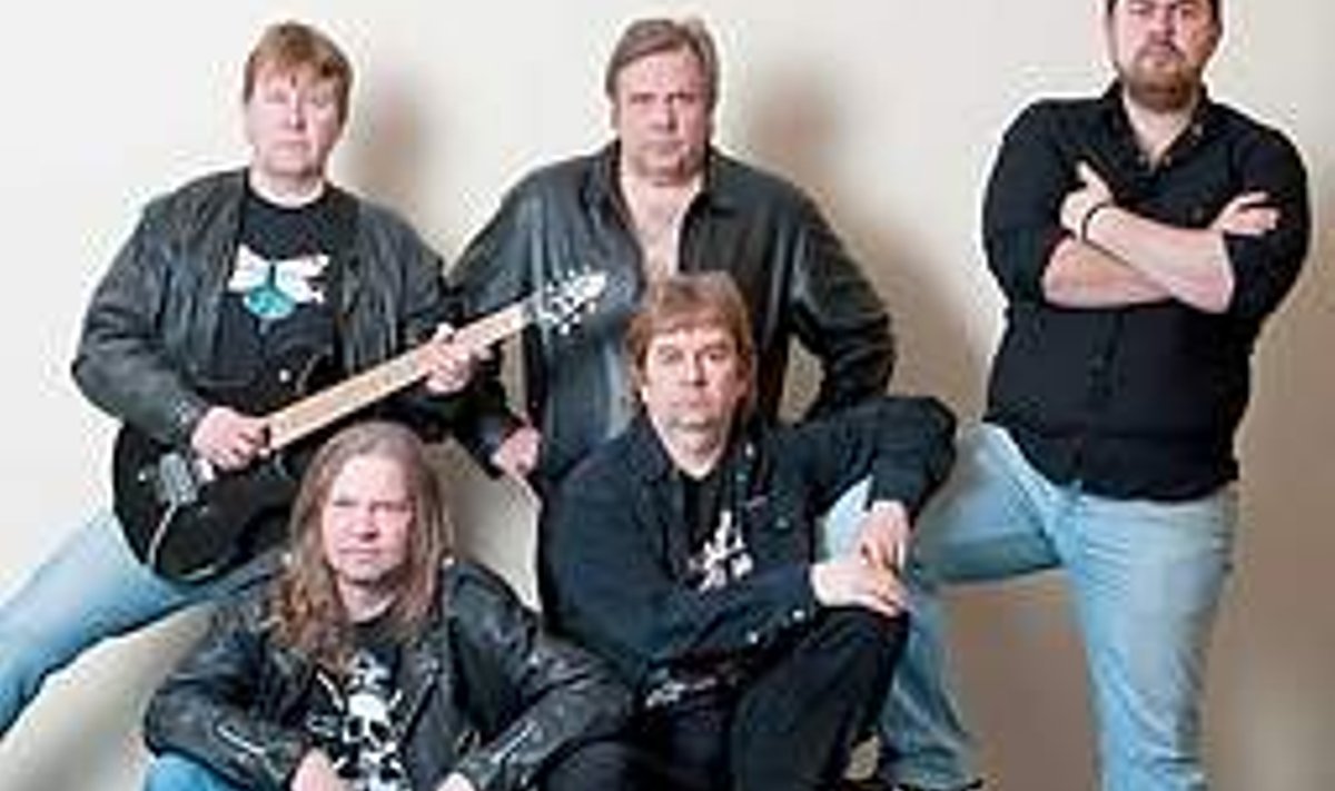 PARADOKS 2010: (esireas vasakult) laulja Peeter Kirss, klahvkamees Enno Rõõs, (tagant vasakult) kitarrist Jaan Reim, bassist Andrus Särev ja laenatud trummar Ken Koemets. Vallo Kruuser