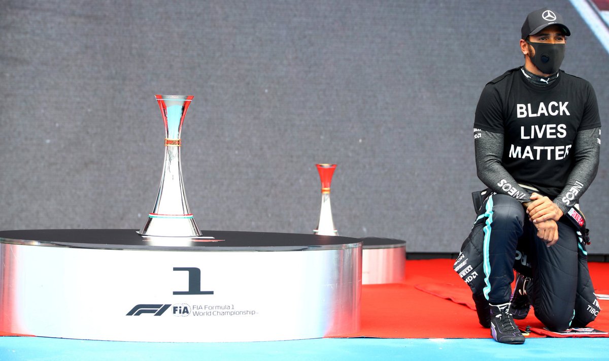 Lewis Hamilton Ungari etapil põlvitamas