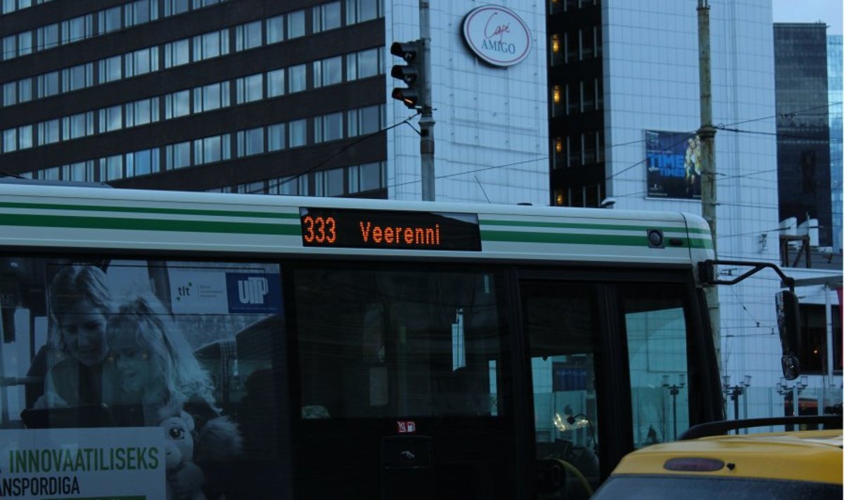 Buss number 333 suundub Veerenni tänava poole
