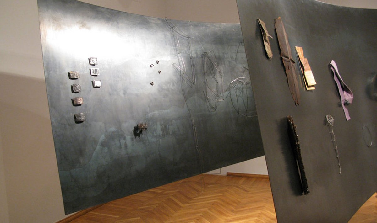 Vaade näitusele „TUNGraud” – kaks võimast terasplaati kaarduvad ruumis.