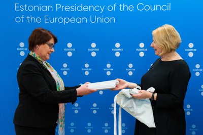 Eesti Ajaloomuuseum sai eesistumise meened. Pildil Sirje Karis ja Piret Lilleväli
