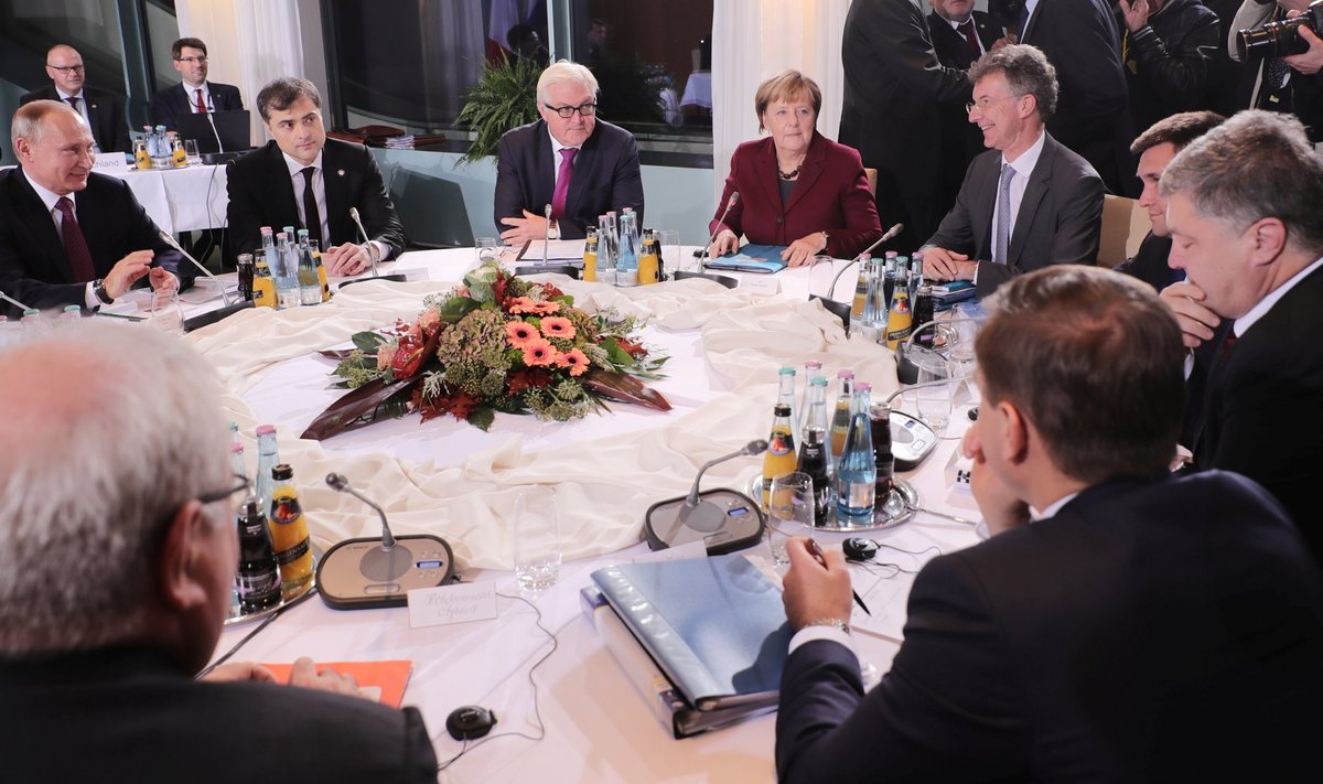 Kõnelustel Berliinis istus sissesõidukeeluga Surkov (vasakult teine) otse Putini ja Saksa välisministri Frank-Walter Steinmeieri vahel.