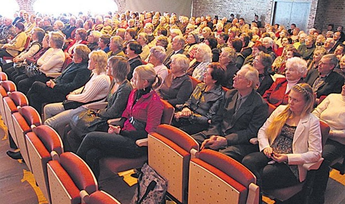 Esimesed viis kontsertkohtumist meelitasid aita sadu Viljandi pensionäre, aga ka nooremat publikut. (foto: Rannar Raba)