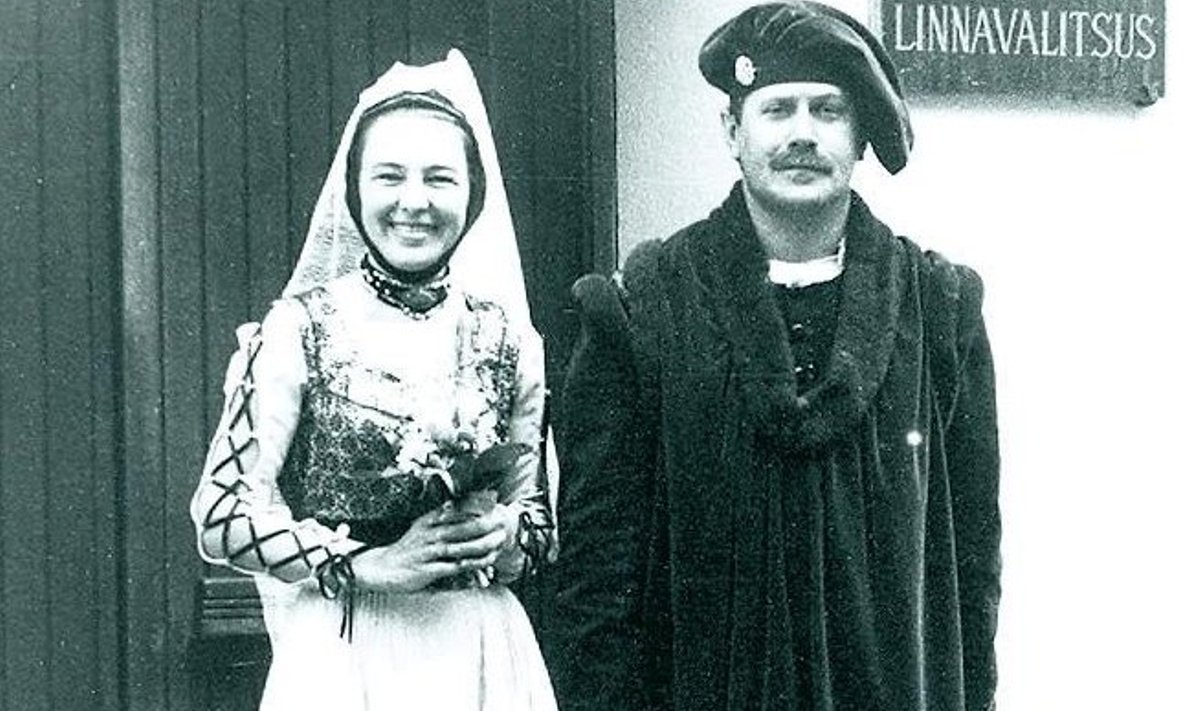 Linnapea Heiki Raudla abikaasa Enega esimestel hansapäevadel 1992. aastal