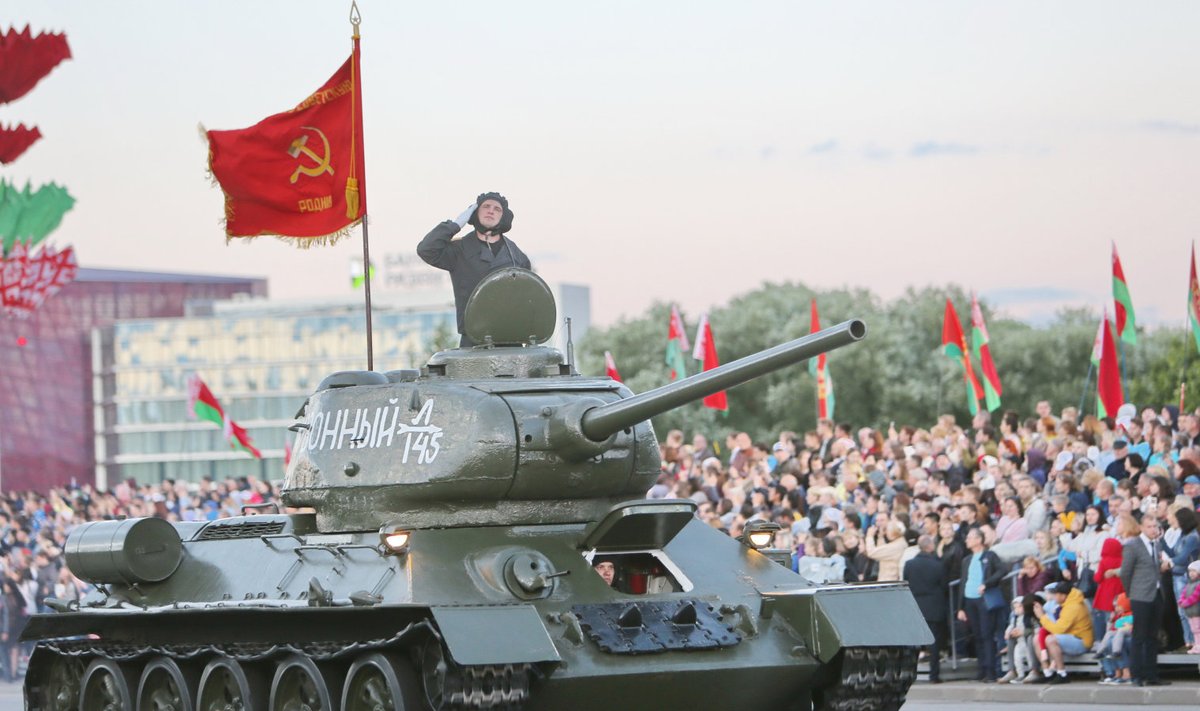 Танк Т-34 во время парада в Беларуси