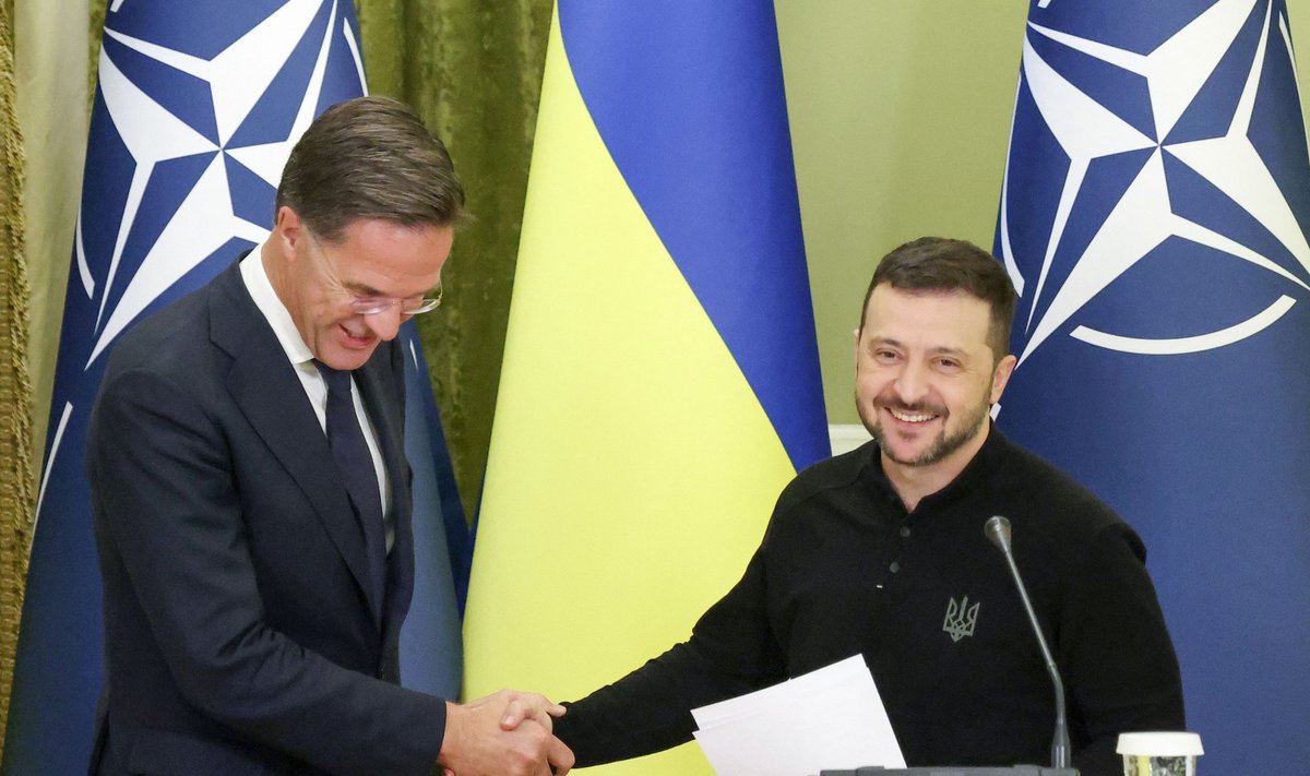 Ukraina president Volodõmõr Zelenskõi (paremal, pildil koos NATO peasekretäri Mark Ruttega) sõidab laupäevaks Ramsteini, kus arutatakse tema võiduplaani.