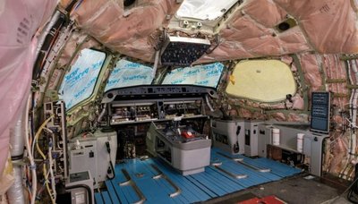 На фото: процесс обслуживания "Airbus A220-300".