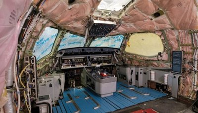 На фото: процесс обслуживания "Airbus A220-300".