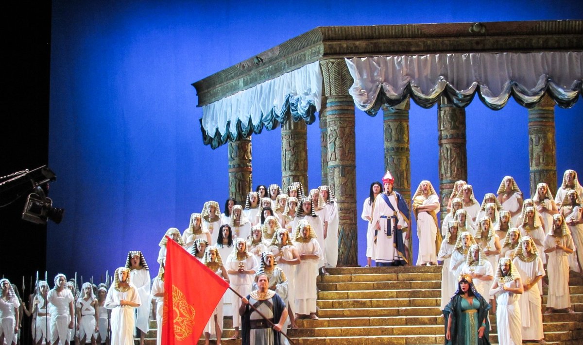 Ühtäkki ilmub lavale punane lipp, mida „Aida” kontekstiga sugugi seostada ei oskaks.