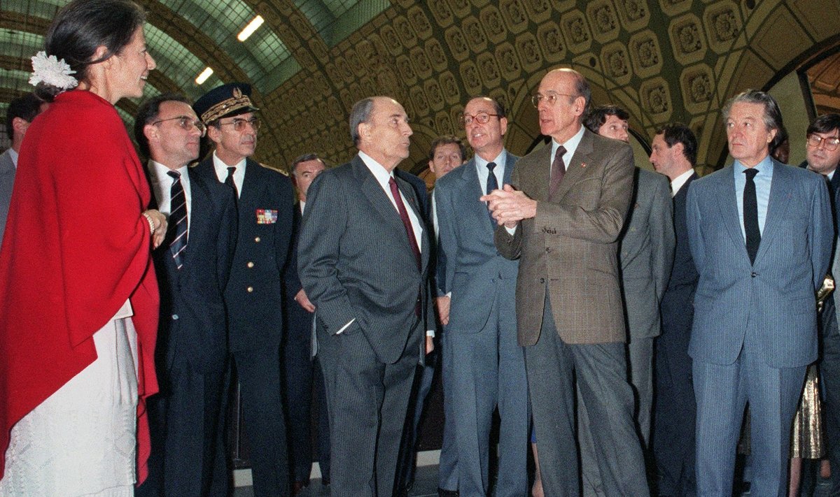 1986: François Mitterrand (paremalt neljas) armuke Anne Pingeot (punases) oli Orsay muuseumi peakuraator.