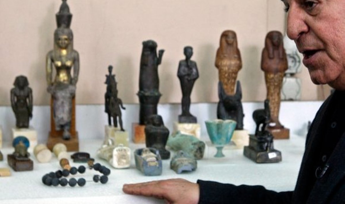 Egiptuse muinsusminister Zahi Hawass Egiptuse muuseumis lõhutud esemetega. Foto Steve Crisp, Reuters