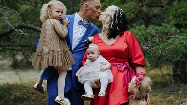LUMMAVAD FOTOD | Punases kleidis pruut ruugel ratsul – ühe erilise pulmapeo lugu