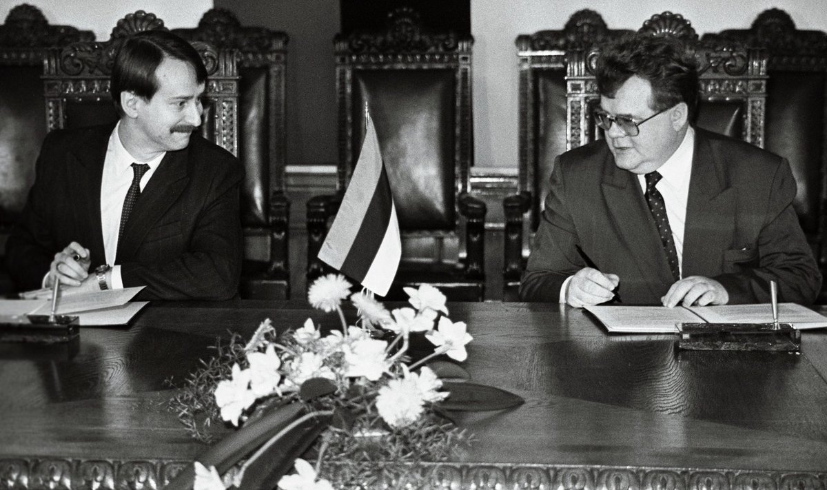 Edgar Savisaar ja Siim Kallas kirjutasid alla sotsiaaltagatiste üldkokkuleppele 1991. aastaks.13.02.1991