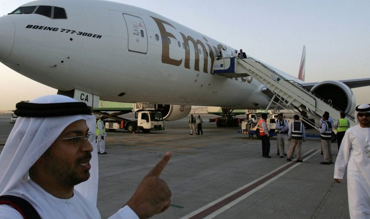 The crew of an Emirates Airlines Boeing 777 long-haul aircraft prepare the plane for passengers ahead of a demonstration flight in Dubai, 07 September 2007. Dubai's carrier Emirates wants to double its order of 55 Airbus A380 superjumbo jets when airport capacity in its home base permits, its president Tim Clark said today. AFP PHOTO/KARIM SAHIB