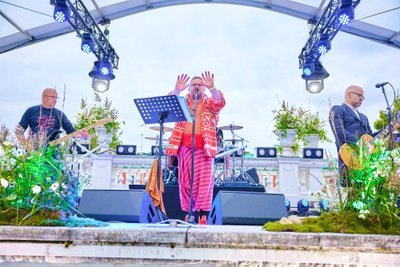 PEAESINEJA oli Singer Vinger eesotsas Hardi Volmeriga, kes tõmbas peo kiirelt käima - tantsuplatsil käis tõeline möll.