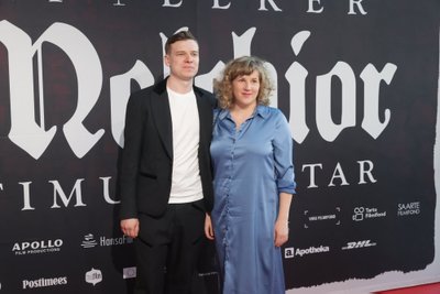SEL KEVADEL LAPSE saanud näitlejad Ott Raidmets ja Saara Nüganen elasid kaasa Oti esimesele suurele filmirollile. Ott kehastab eaka kaupmehe noore abikaasa armukest Isakut.