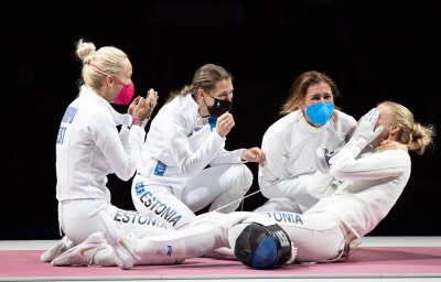 See on võit, olümpiavõit! Eesti epeenaiskonna(vasakult Erika Kirpu, Irina Embrich, Julia Beljajeva, Katrina Lehis) esimesed emotsioonipursked olümpiavõitjatena Tokyo 2020 olümpiamängudel aastal 2021.