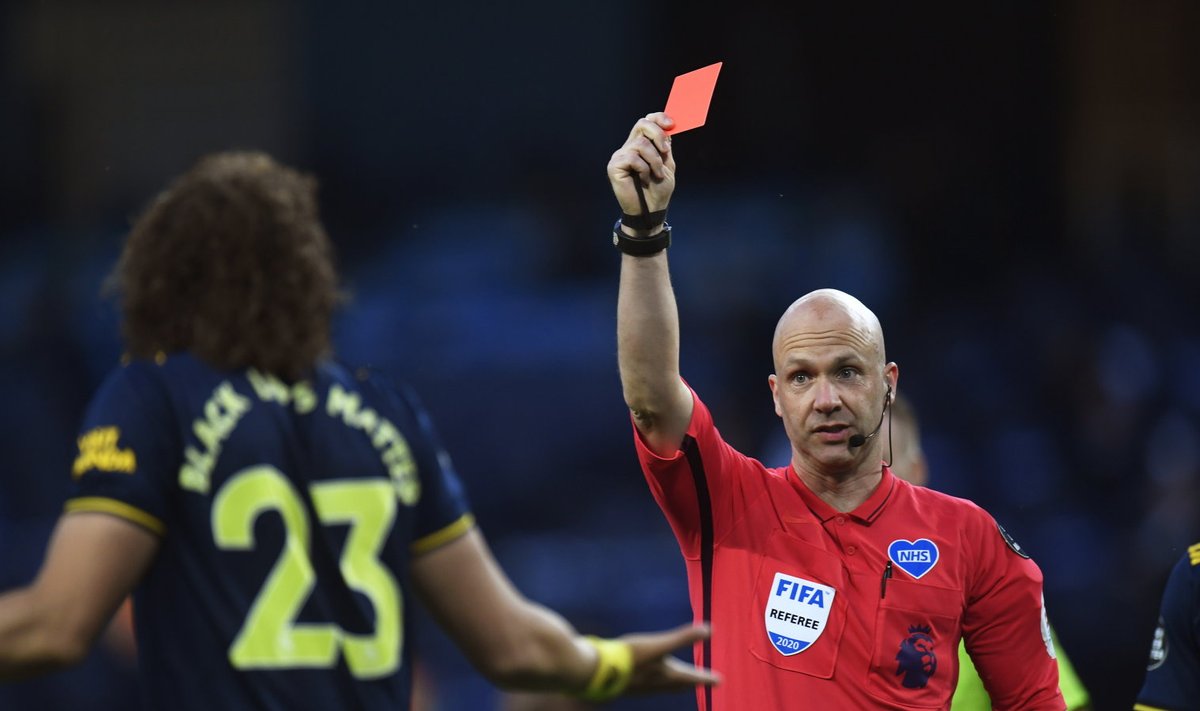 Kohtunik Anthony Taylor näitab David Luizile punast kaarti.