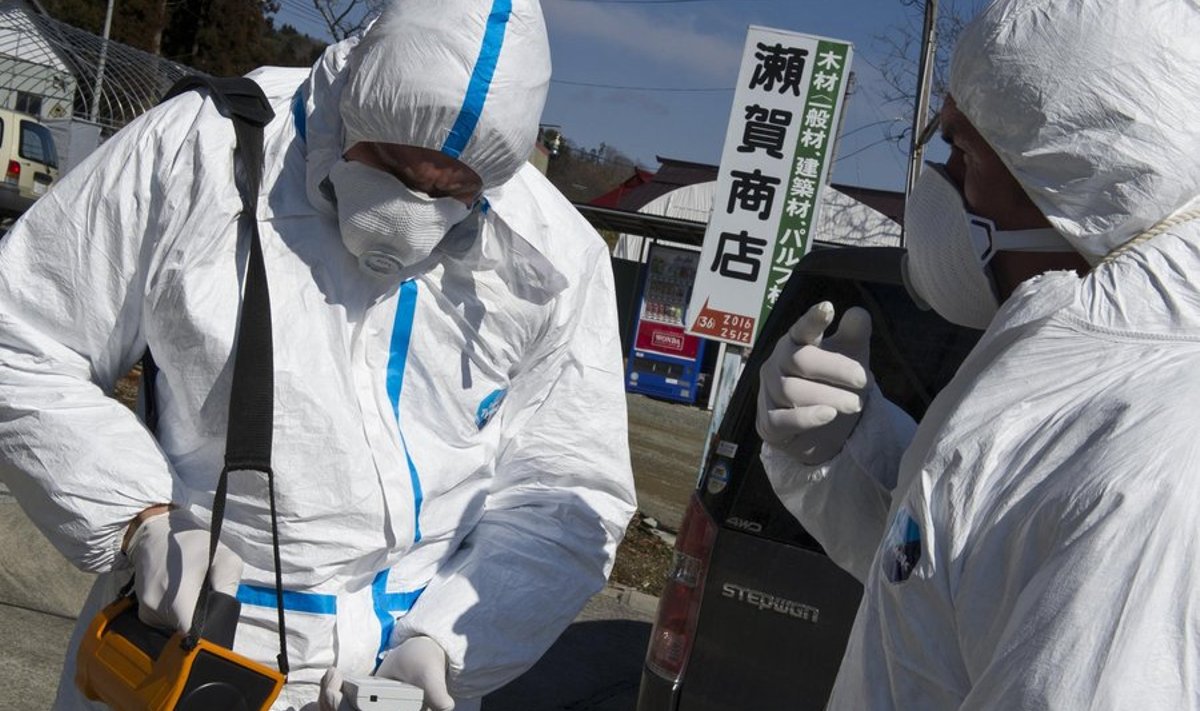 26. märts 2011, Greenpeace'i liikmed mõõdavad 30 km Fukushima tuumajaamast eemal radiatsiooni, sest arvatakse, et TEPCO ei hinda olukorra tõsidust piisavalt raskeks.