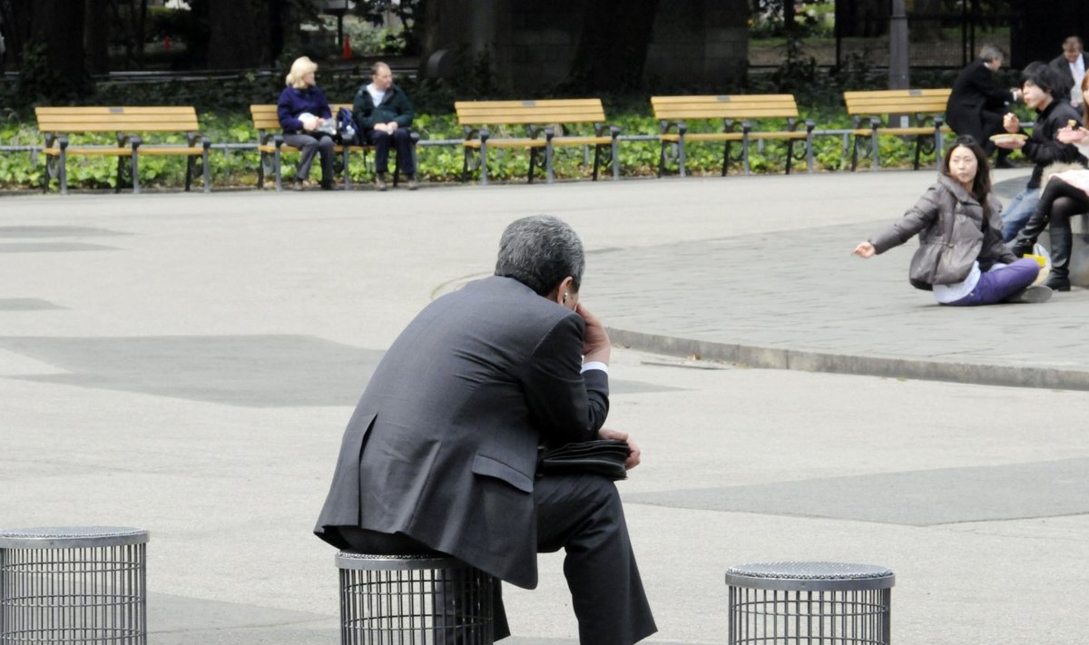 Illustreerival eesmärgil: ärimees istub Tokyos pargis. (Foto: AFP)