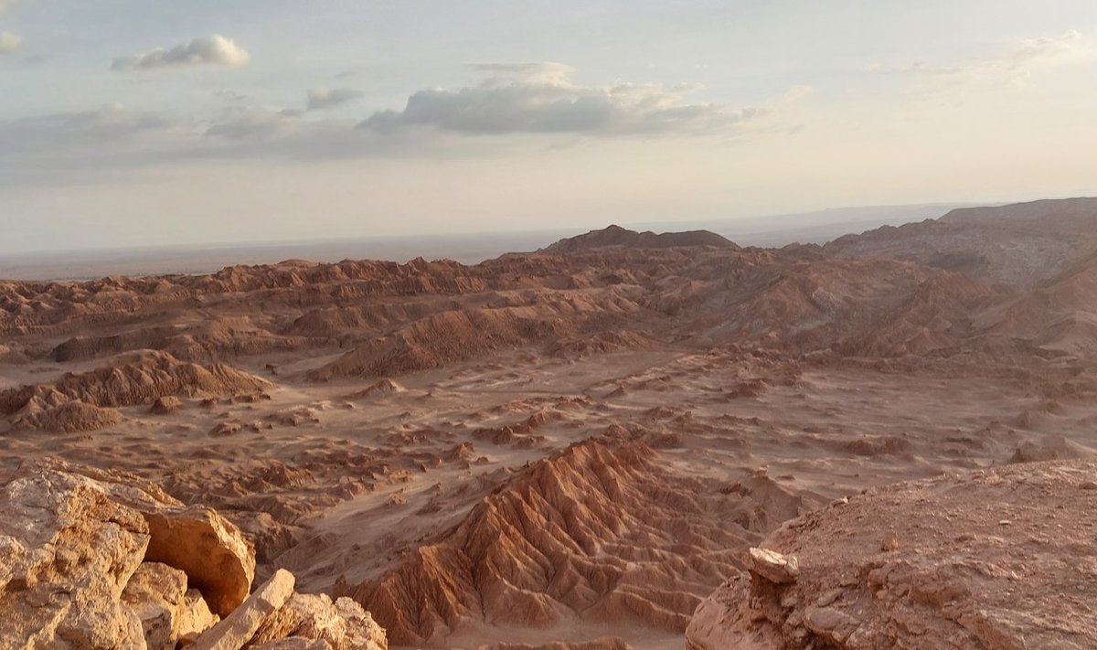 Kas Maa või mõni teine planeet? Hetk enne päikeseloojangut Atacama kõrbes Valle de Lunas ehk Kuuorus